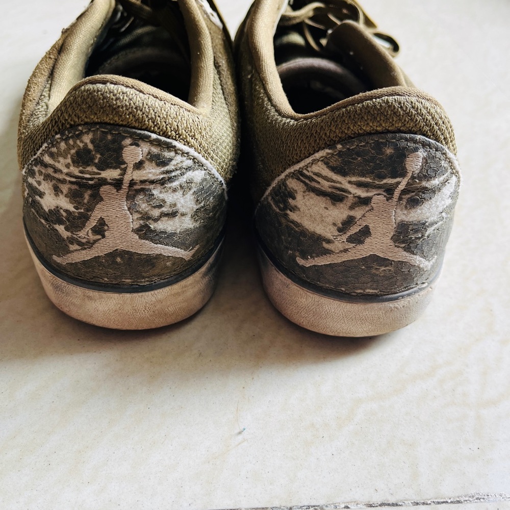 Original Jordan 8. Size UK 9 - Picture 11 of 15